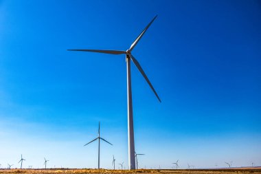 Elektrik üretimi için yel değirmenleri, Zaragoza bölgesi, aragon, İspanya.