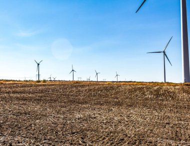 Tarlada rüzgar türbinleri