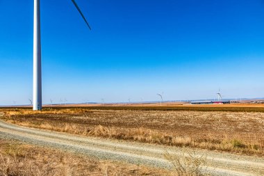 Rüzgar türbinleri ve elektrik gücü yeşil alanda, Zaragoza vilayetinde, aragon 'da, İspanya' da.