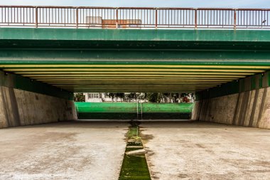 Şehir parkındaki boş otopark, şehir manzarası..