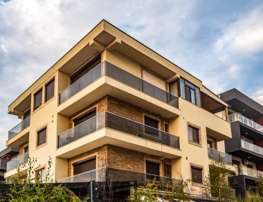 Berlin, Almanya 'daki modern apartman binası.