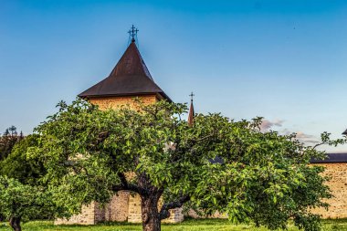 Bospus köyündeki tepedeki kilise.