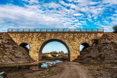 Mavi gökyüzü olan bir tepede köprü