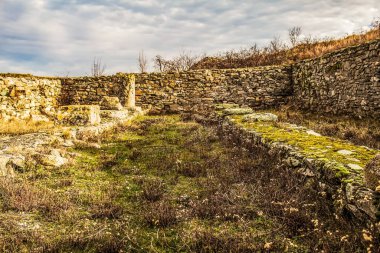 Roma 'nın Perperperis şehrinin kalıntıları. Pervdiv, Bulgaria şehrinde.