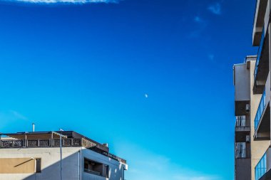 Modern apartman binası. Beyaz bulutlu mavi gökyüzü.