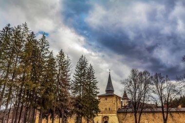 Kafkas dağlarındaki en ünlü ortodoks kilisesinin köyündeki kutsal üçlünün kilisesi.