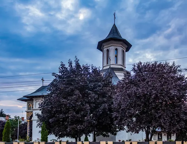 Yazın en ünlü simgesi olan şehirdeki varsayım kilisesi.