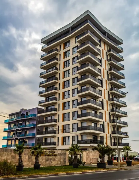 Akşamları baltalı modern bir apartman.