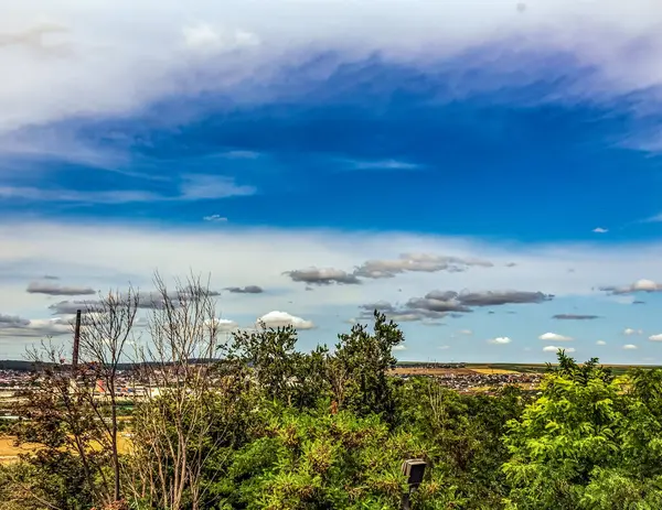 İsrail 'in kuzeyindeki yeni kirlenmiş şehirlerin adasının güzel manzarası.
