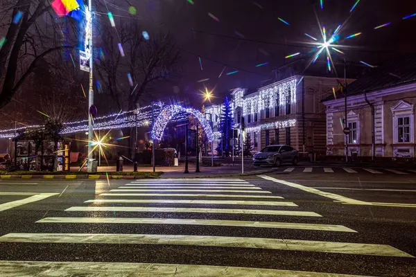 Litvanya 'nın eski Vilnius kasabasının gece sokak manzarası. Noel ışıkları ve süslemeleri.