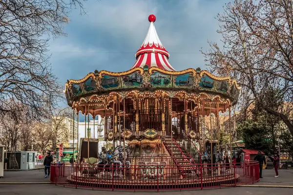 Paris, Fransa, 16 Aralık: Kışın Paris parkında Noel ağacı