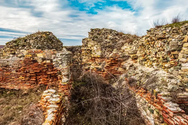 Güneşli bir günde eski bir tuğla şatonun kalıntıları