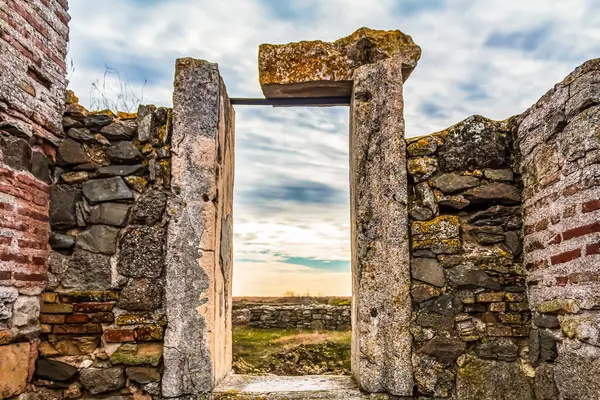 İsrail Eyaleti 'nin adasındaki eski harabeler.