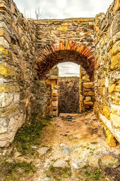 Büyük pencereli eski taş duvar