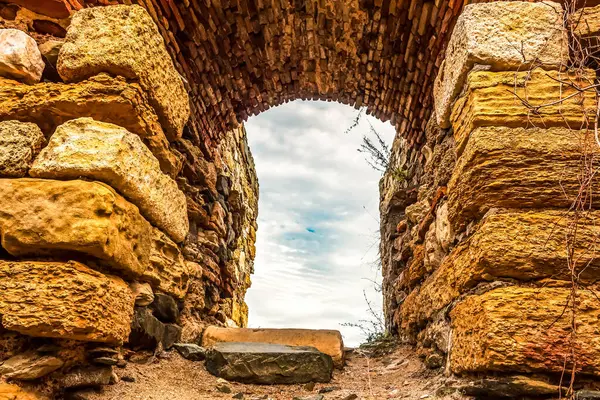 Şehrin eski tuğla duvarı