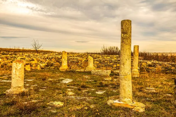 Çöldeki antik taş kalıntıları. azerbaijan