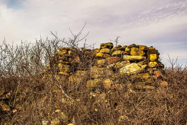 Büyük, eski bir kalenin taş duvarı.