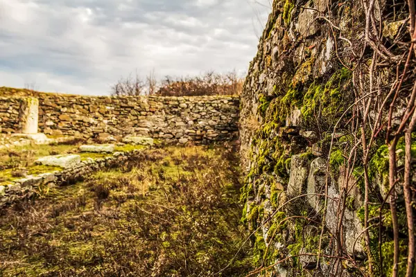 Şehrin terk edilmiş kalıntıları.
