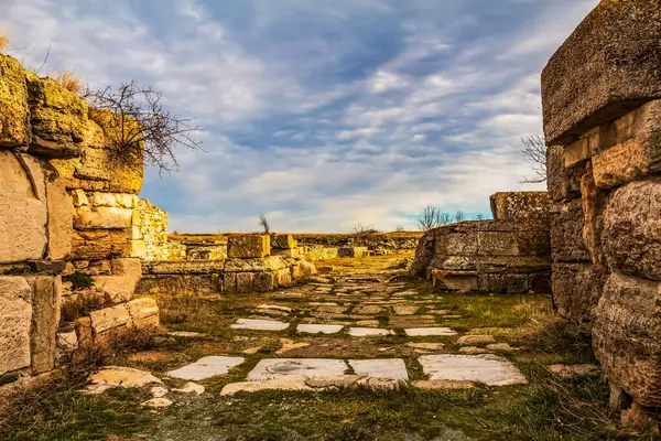 Ölü deniz şehrinin antik taş kalıntıları.