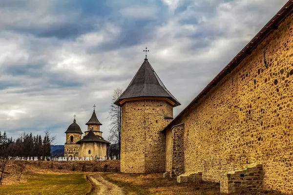 Dağlardaki Aziz Michael Manastırı. Veliky, Rusya Manastırı 'nın köyü..