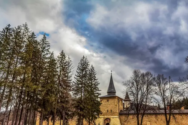Kafkas dağlarındaki en ünlü ortodoks kilisesinin köyündeki kutsal üçlünün kilisesi.