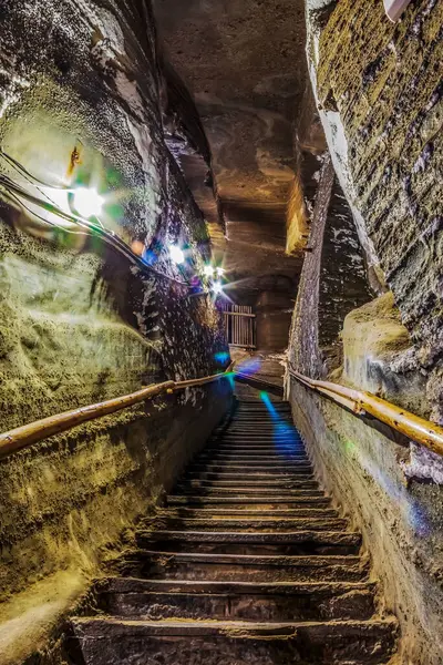Altın madeni ve altın kuyusu olan yeraltı tüneli.
