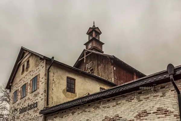 Pencereleri ve ahşap duvarı olan eski bir kilise.