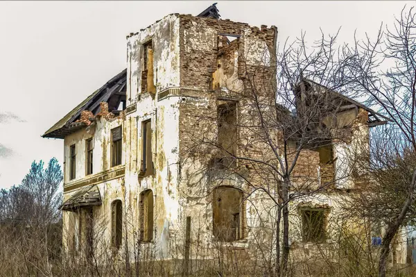 Ormanda terk edilmiş bir ev, terk edilmiş bir bina. Sonbahar ormanında terk edilmiş eski bir ev, terk edilmiş bir ev, Pripy köyünde harabe bir bina.