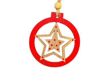 Ahşap bir noel yıldızı, ipte asılı kırmızı bir mücevher, beyaz arka planda izole edilmiş, üst manzaralı.