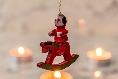 Bir kardan adam ve bir Noel ağacıyla Noel kompozisyonu