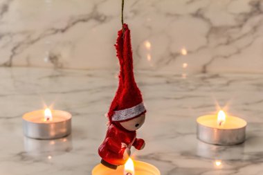 Noel arifesinde kırmızı bir mum.