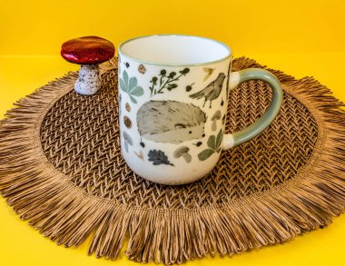 Çay fincanı ve çay seti sarı arka planda.