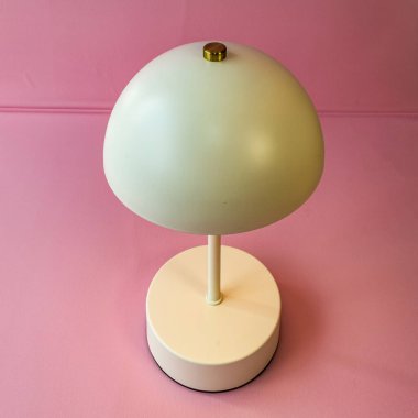 Pembe arkaplanda, kopyalama alanı olan beyaz yuvarlak masa