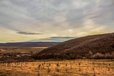 Dağları ve bulutları olan güzel bir manzara, seyahat ve doğa arka planı