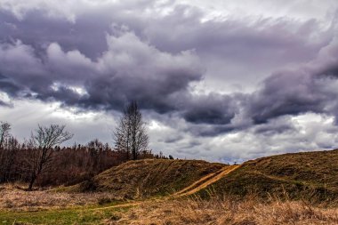 İlkbaharda tarlanın üzerinde fırtına.