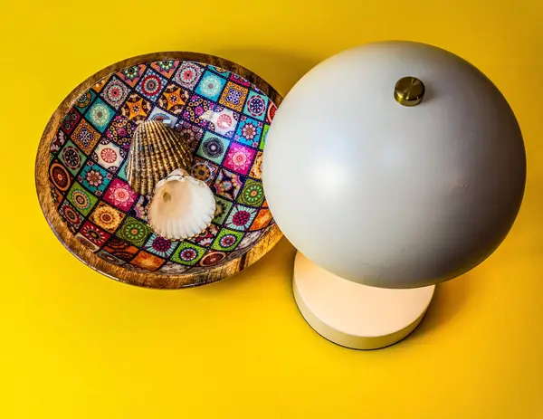 Yuvarlak bir plakanın üst görüntüsü ve kahverengi arka planda farklı desenlere sahip boş bir plaka.