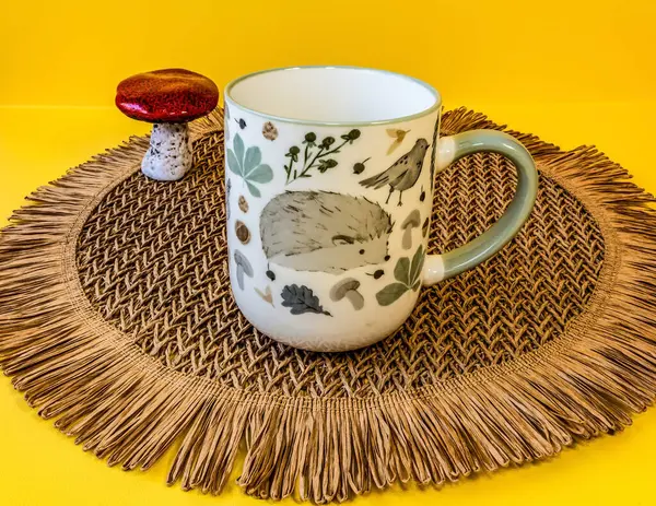 Çay fincanı ve çay seti sarı arka planda.