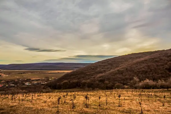 Dağları ve bulutları olan güzel bir manzara, seyahat ve doğa arka planı