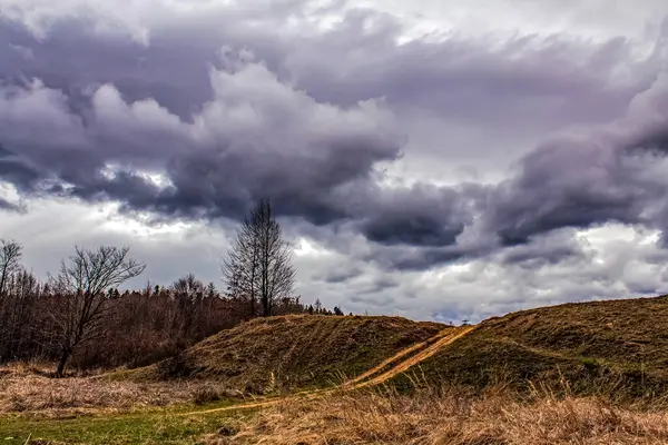 İlkbaharda tarlanın üzerinde fırtına.