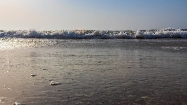 Yazın kıyıda dalgalar
