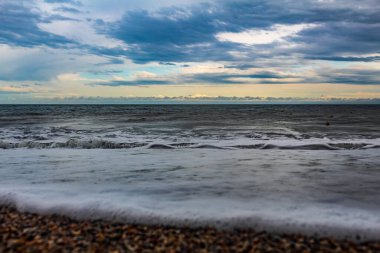 Bulutlu gökyüzü ve deniz ile güzel bir deniz manzarası