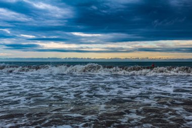 Deniz dalgaları ve fırtına bulutları