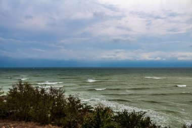 Denizin üzerinde fırtına bulutları, Ukrayna.