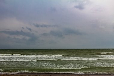 Fırtınalı bulutlar deniz üzerinde