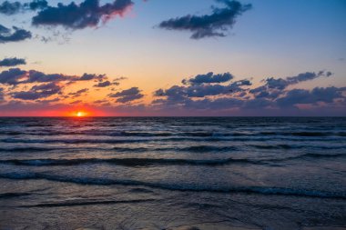 Sahilde güzel bir gün batımı