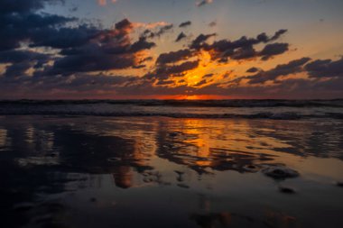 Sahilde güzel bir gün batımı