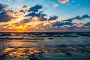Baltık sahilinde dramatik bir gün batımı. Güzel gün batımı.