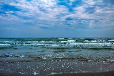 Deniz kıyısında dalgaları ile