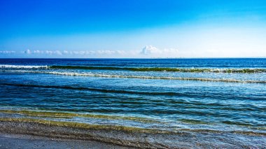 Güzel sahil ve deniz.