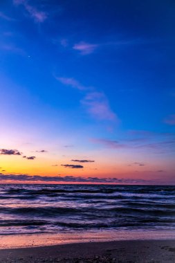 Denizin üzerinde güzel bir gün batımı